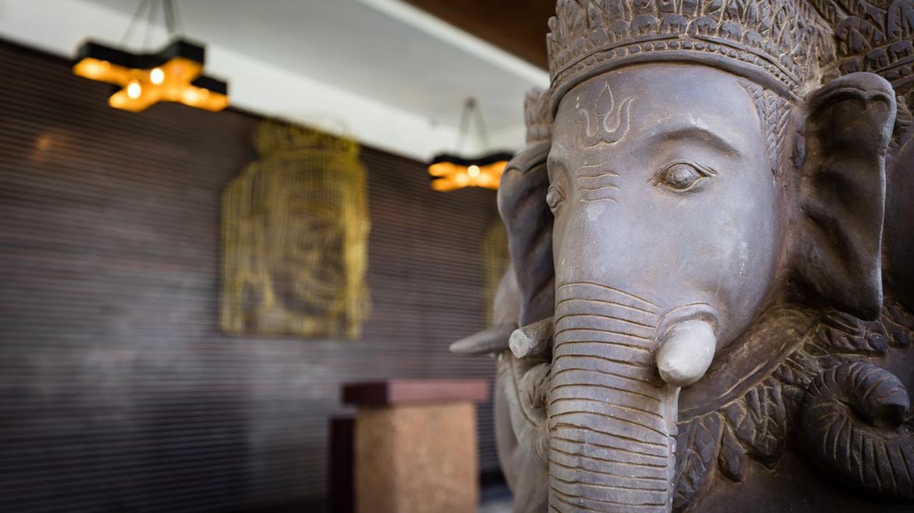 Shintana Saya La Maison Сием Реап Екстериор снимка A statue of Ganesha at the hotel