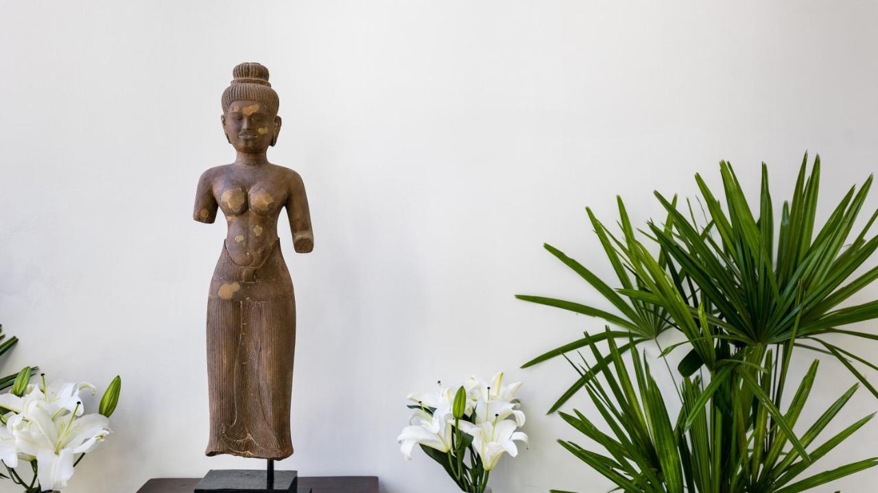 Shintana Saya La Maison Сием Реап Екстериор снимка A statue of a female deity, 10th century, Cambodia, Phnom Penh, National Museum