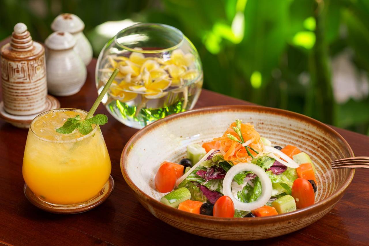 Shintana Saya La Maison Сием Реап Екстериор снимка A salad with a glass of lemonade