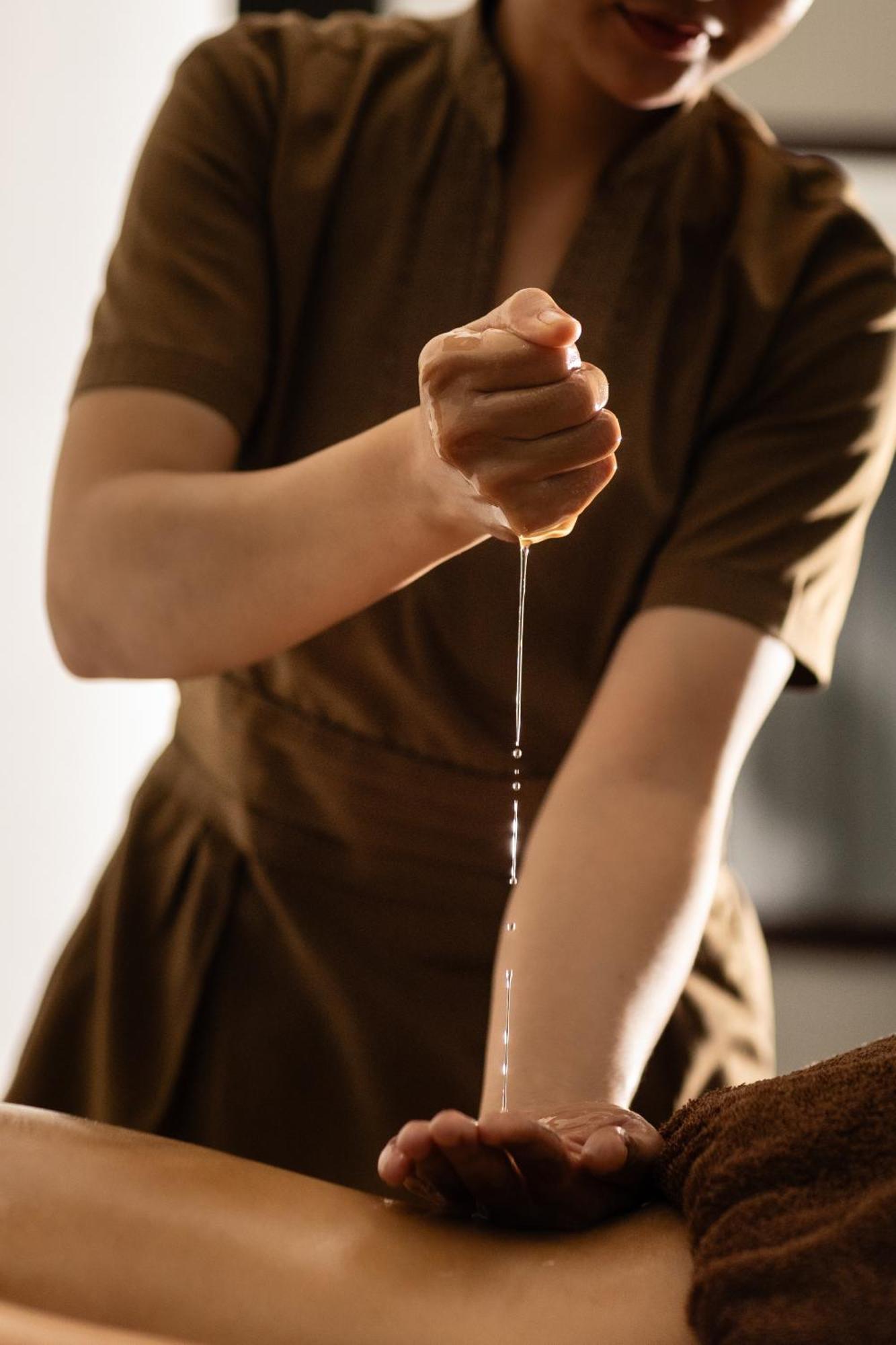Shintana Saya La Maison Сием Реап Екстериор снимка A woman using a vaginal thermometer
